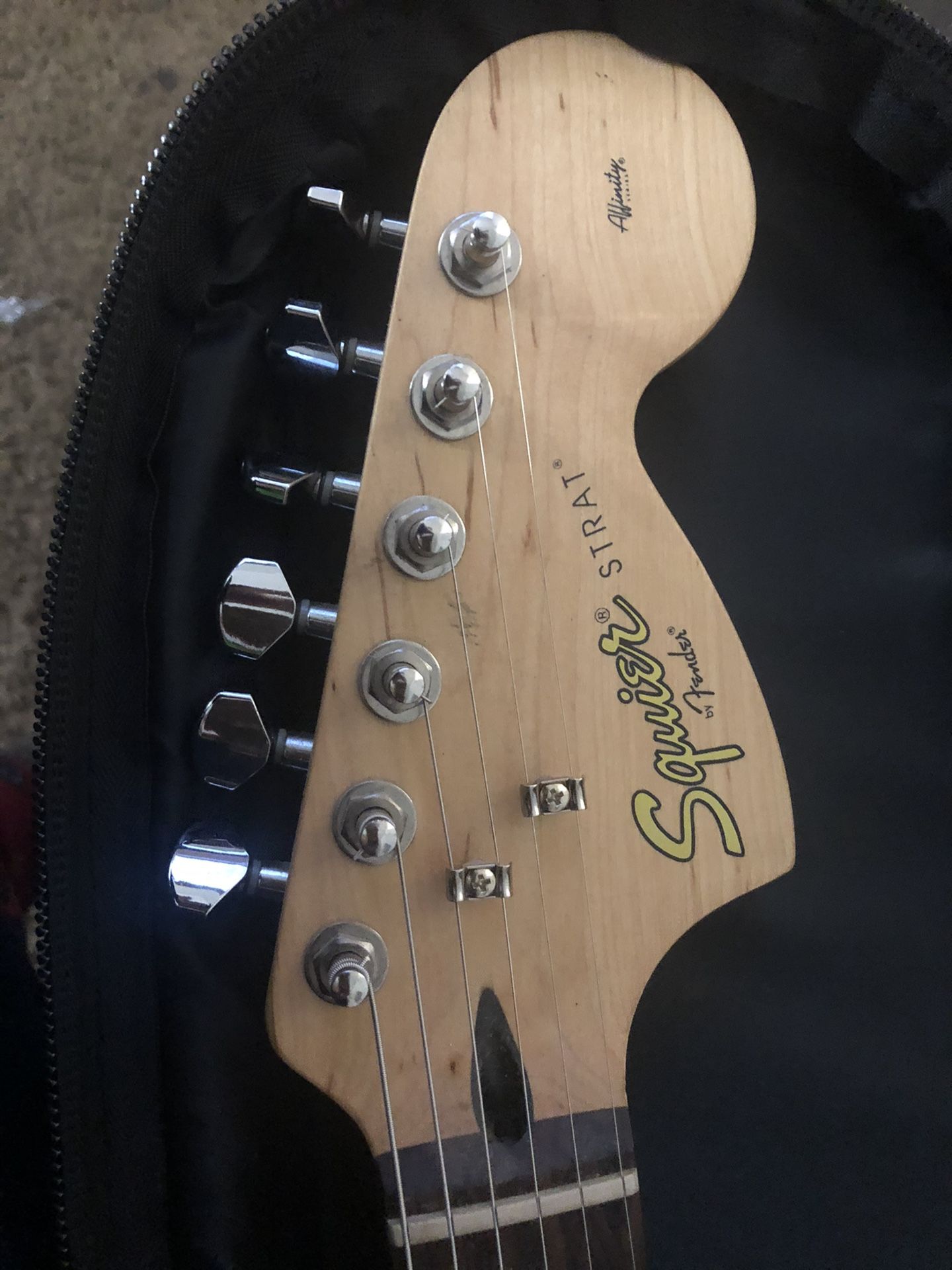 Squirer strat fender guitar with road runner case