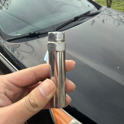 BOLTS AND 18 SIZE WHEEL LOCK KEY 