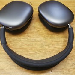 Apple Airpods Max Wireless Headphones.   In Great Condition. 