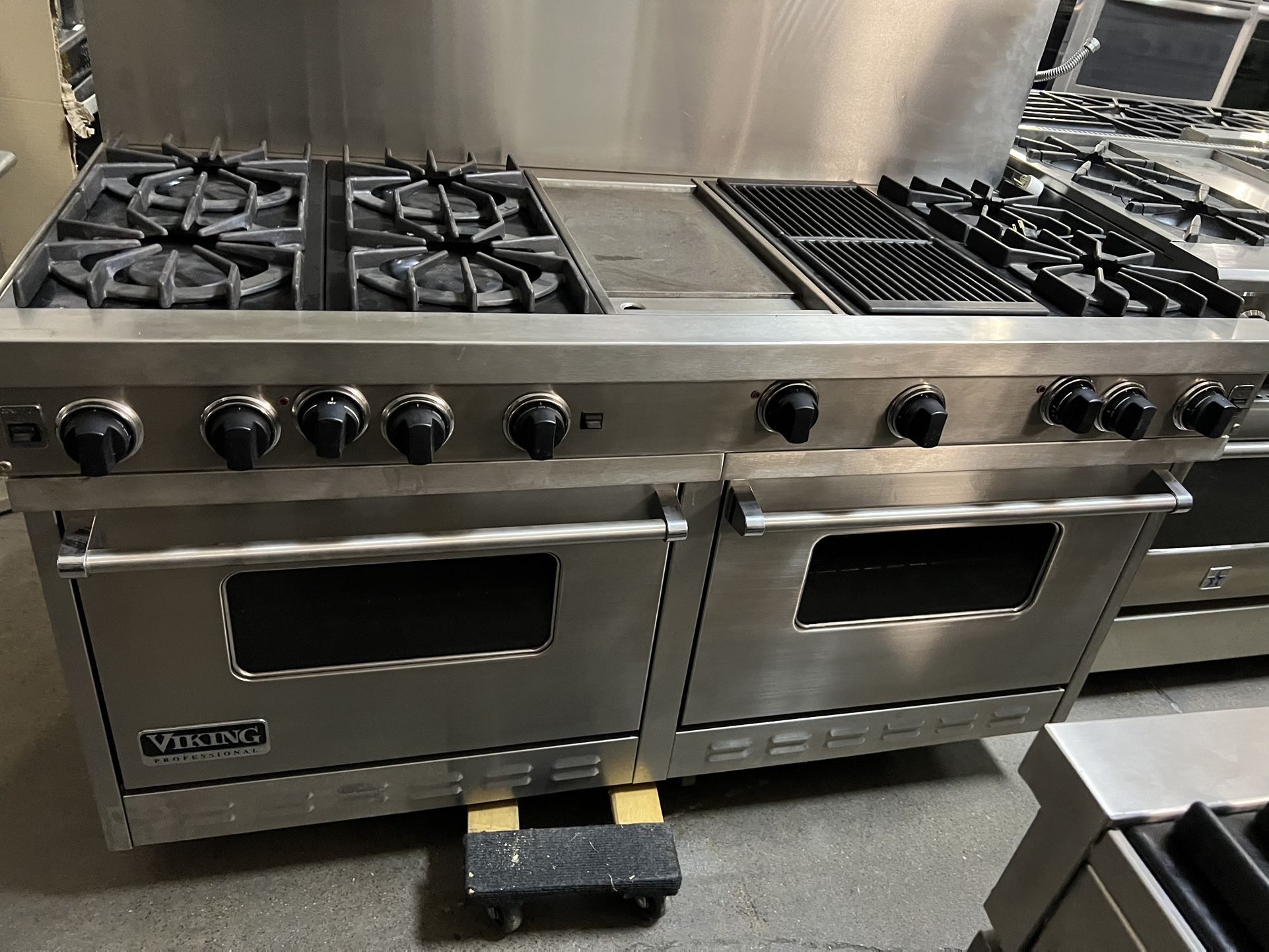Viking Gas Range 60” Stainless Stern