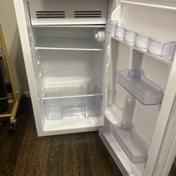 Avanti White Mini Refrigerator 