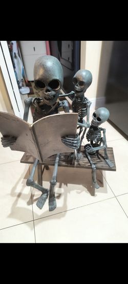 Rare! Brand new skeleton family reading! Metal!