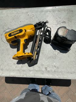 DeWalt 18V Pistola angular para 15ga finish nails