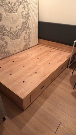 Bed frame - Mint condition - discounted price ONLY TODAY