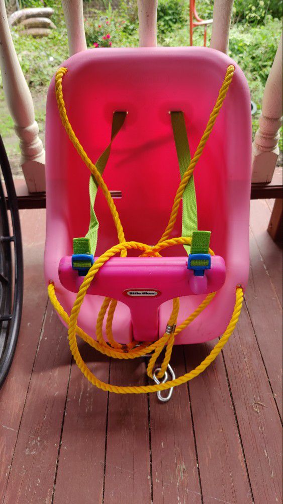 Fisher-Price Child Tree Swing. Very Good Condition Clean Even The Ropes Are Clean. $15 Firm