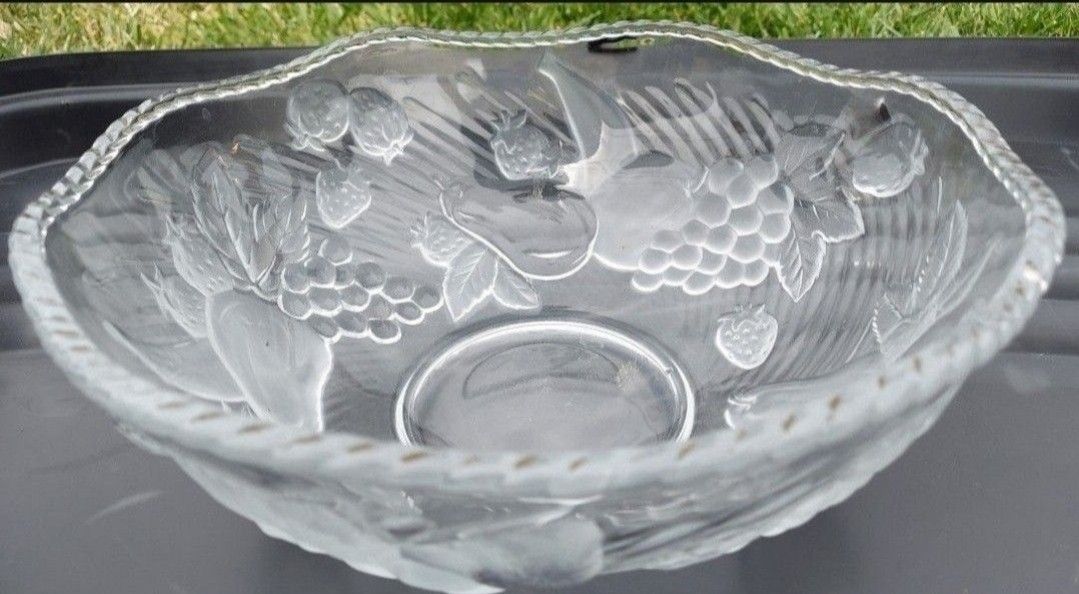 Glass Fruit Bowl Glass Is 11 Inches Wide At The Top Bin22 Shed