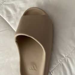 Yeezy Slide Size 4