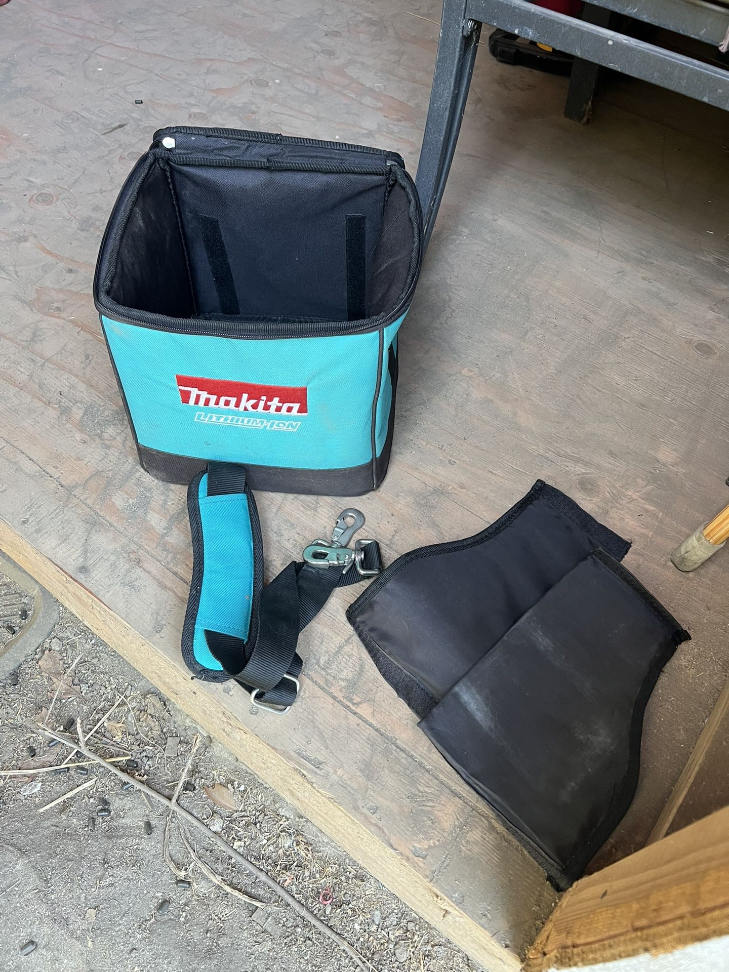 Makita Lithium-ion Shoulder Strap Bag Storage With 3 Interior sections