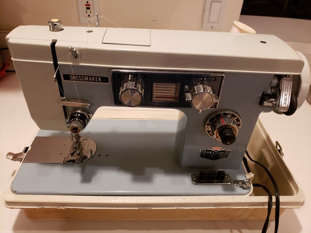 Vintage Dressmaker Deluxe Sewing Machine