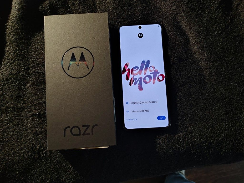 Motorola Razr 2024 OPEN BOX W/Shipping