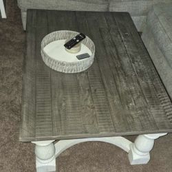 coffee table and 1 side table with lamp