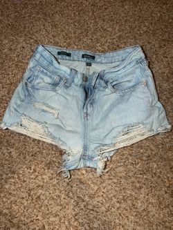 Wild Fable light wash denim shorts feature a distressed, frayed hem size 0