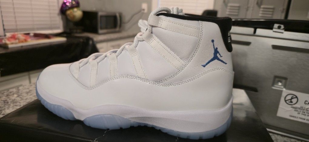 Air Jordan 11 Legend Blue