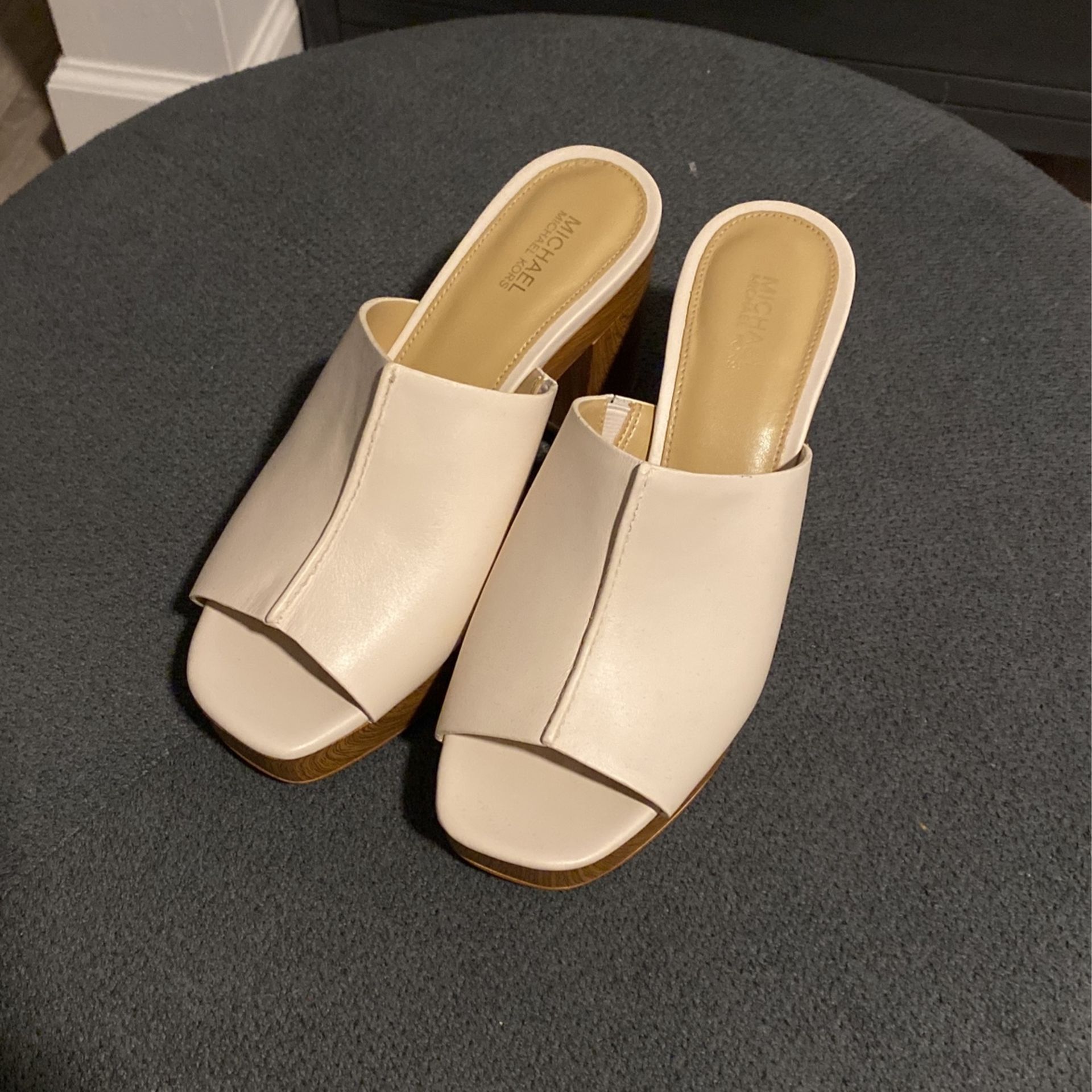 Michael Kors Light Cream Shoes. Size 6