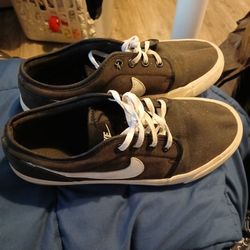 NIKE SHOES 7.5