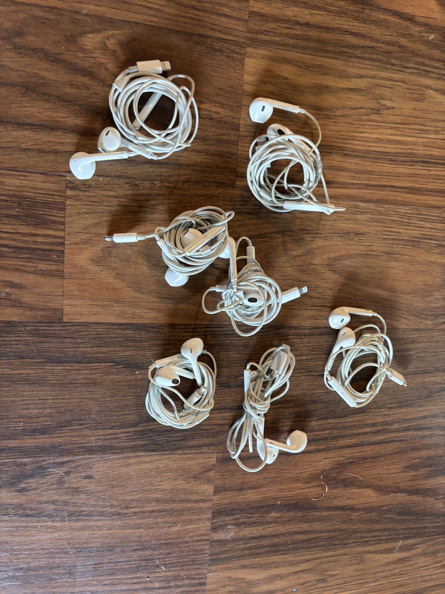 Apple Lightning Wired Earbud Headphones(8 Pairs)