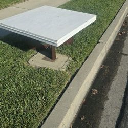 Free coffee table on curb
