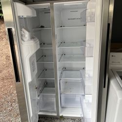 Side By Side Fridge And Freezer Barley Used. Worked Perfectly 