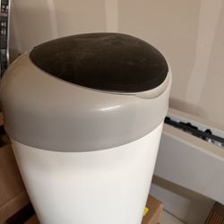 Tommie Tippie Diaper Pail And 3 Free Refills 