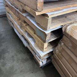 40 x 48 Pallets (6 Wood Pallets. 1 Plastic Pallet)