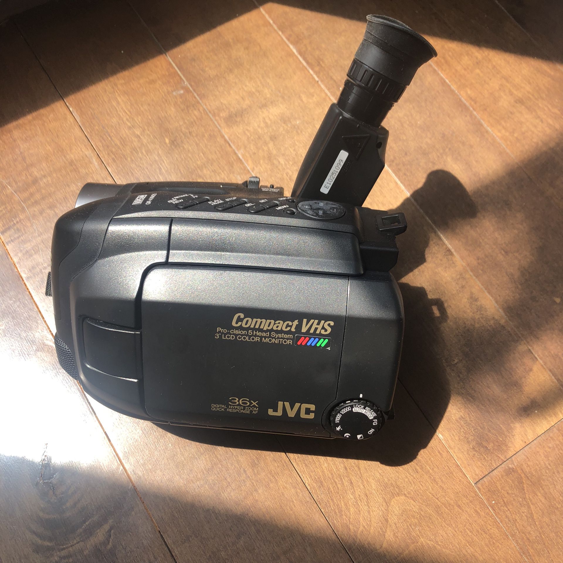 JVC GR-AXM25U VHS-C Compact VHS Camcorder Plus Accessories Tested Working But ..