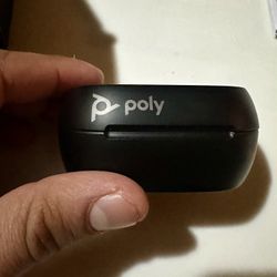🔥 Poly Voyager Free 60+ Wireless Earbuds – Barely Used, Big Savings 🔥