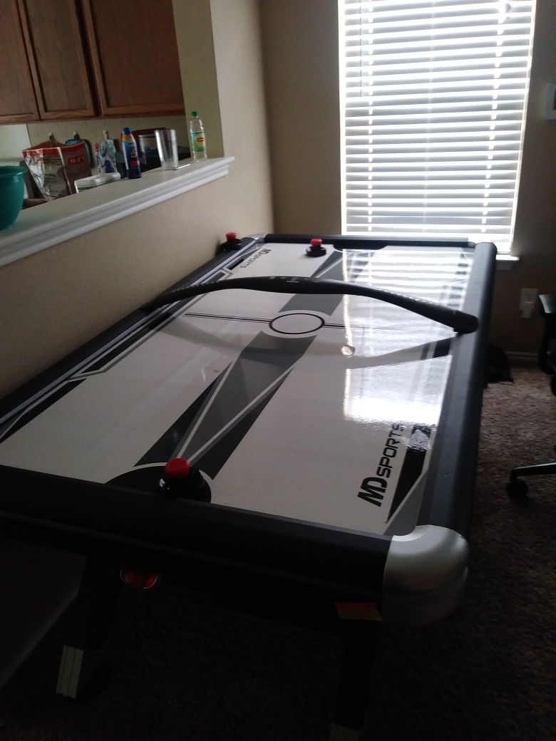 Air hockey table