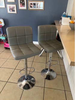 Set of bar stools
