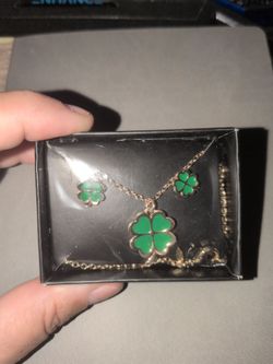 AVON Green Clover Necklace and Earring Set