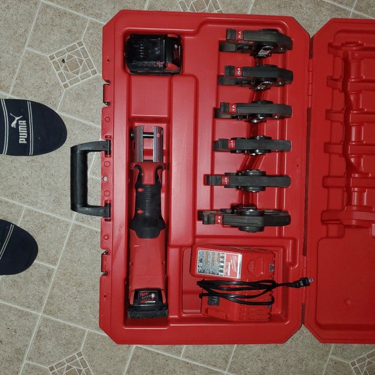 Milwaukee 2773-22 M18 Force Logic 1/2" - 2" Press Tool Kit (6 Jaws Included)