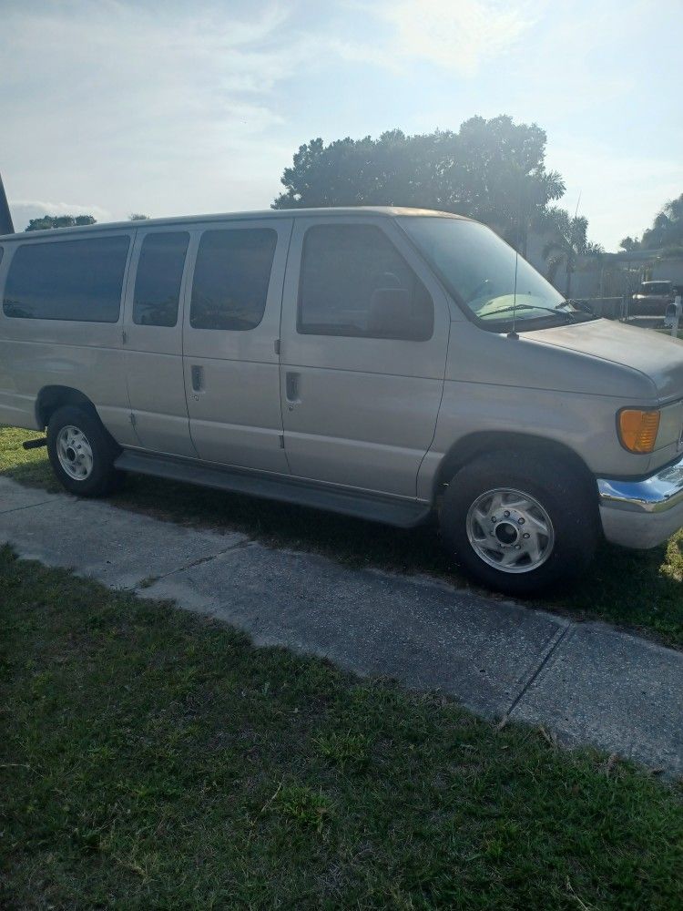 2004 Ford E-350