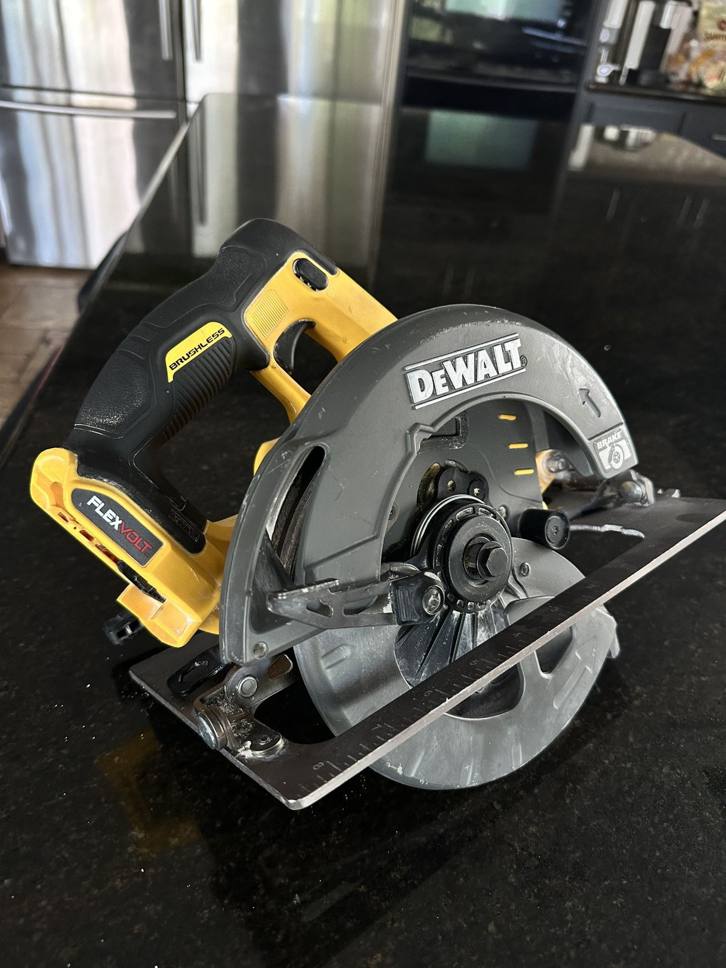 DEWALT FLEXVOLT 60V MAX* Circular Saw, 7 1/4-Inch, Brushless, Tool Only (DCS575B)