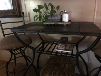 3 pc set table and barstools excellent condition