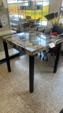 SQUARE TABLE