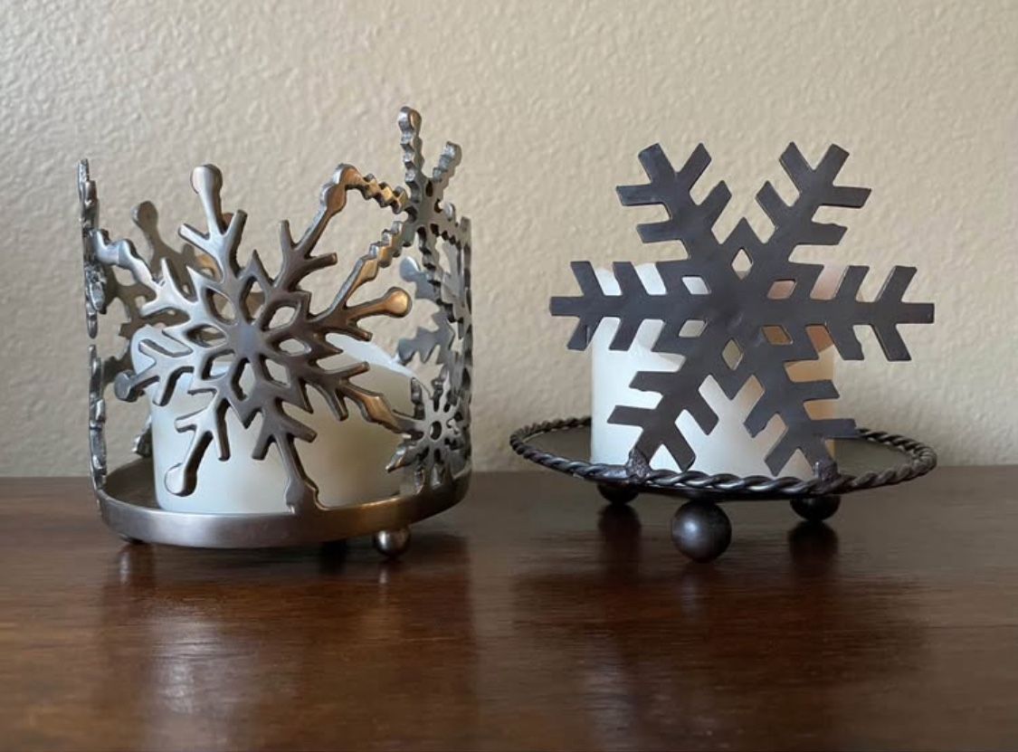 ❄️🕯️ 2 Silver Snowflake Candle Holders & 2 White Candles