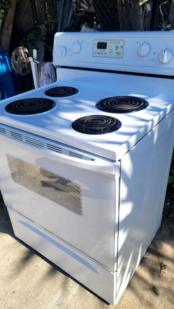 Preciosa Estufa Electrica Whirlpool Luz 220V Lista Para Usar Super Limpia Trabaja Muy Bien Los Cuatro Quemadores Y El Horno $150