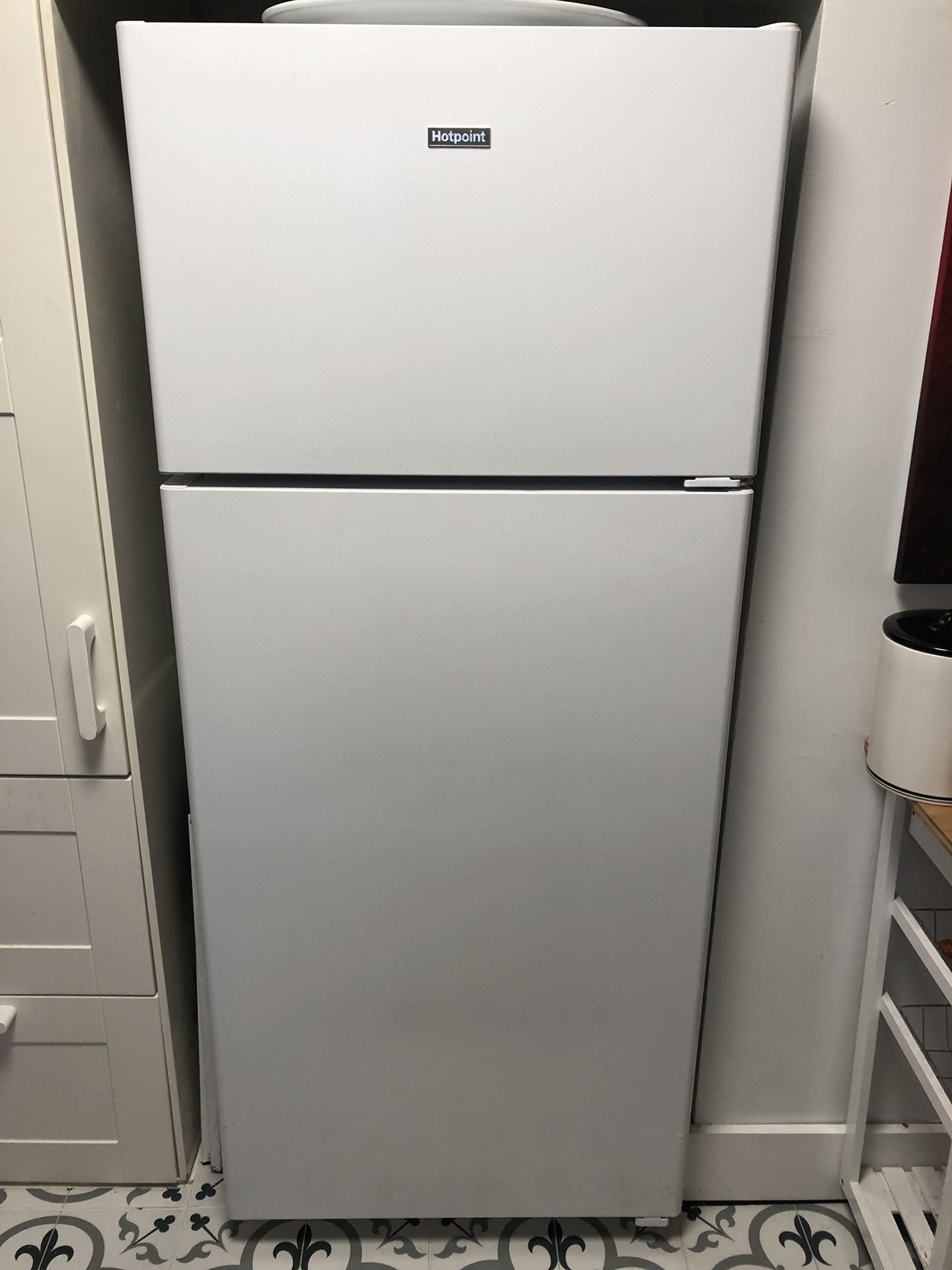 Hotpoint® 17.5 Cu. Ft. Top-Freezer Refrigerator (White)
