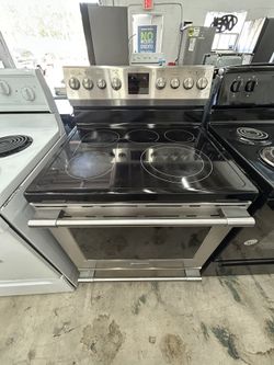 Frigidaire / stainless Steel / Electric/ Glass Top Stove/