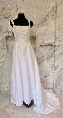 Vow & Vogue Bridal Wedding Gown Size 8 Lace Beaded Satin Train Ivory White