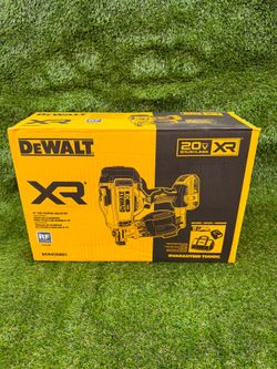 DEWALT 20V MAX XR 15° Coil Roofing Nailer Kit
