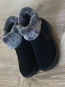 Khombu Black Suede Ankle Boots with Faux Fur Cuff