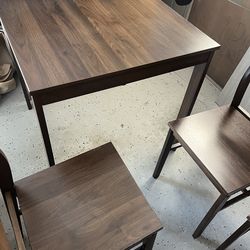 Table w/ 4 Chairs