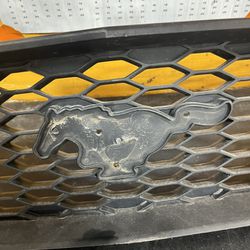 05-09 Ford Mustang Grille 