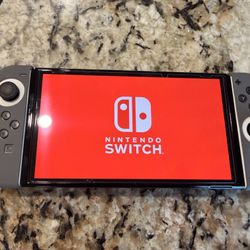 White Nintendo Oled Switch W/ Mario Kart 8 Deluxe