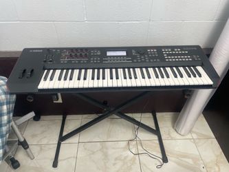 Professional Yamaha keyboard 61 key