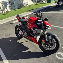 Ducati Street Fighter V2