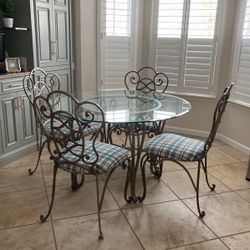 Kitchen Table/Chairs