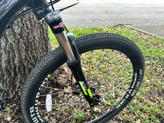 Cannondale TRAIL5 Mountain Bike. With front suspension. Barely used.