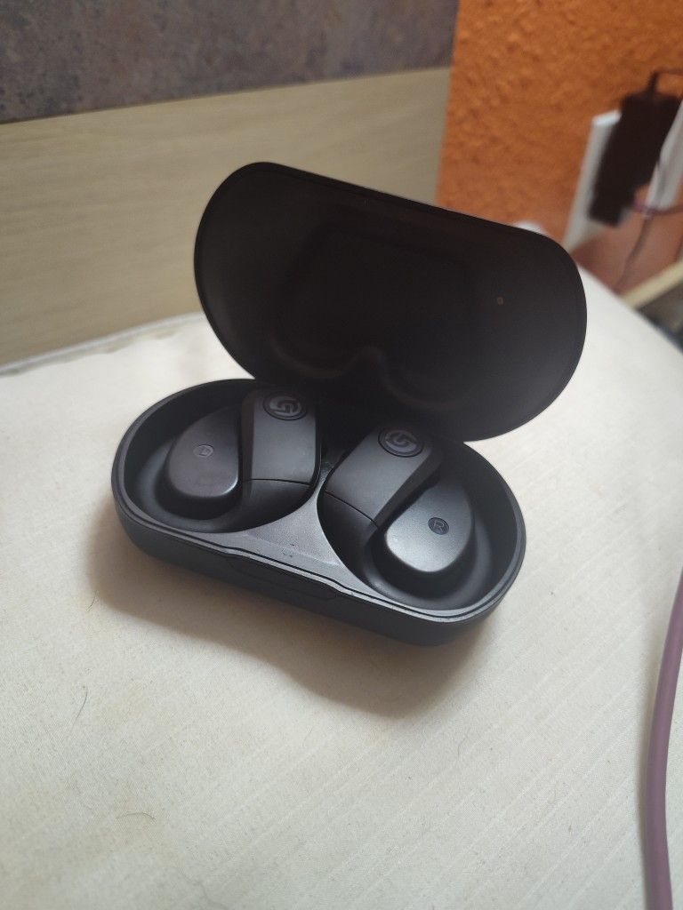 Lift Off Earbuds With Case