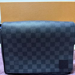 ✨ Pre-loved Louis Vuitton Messenger Bag – Like New! ✨   District PM in Damier Graphite coated canvas